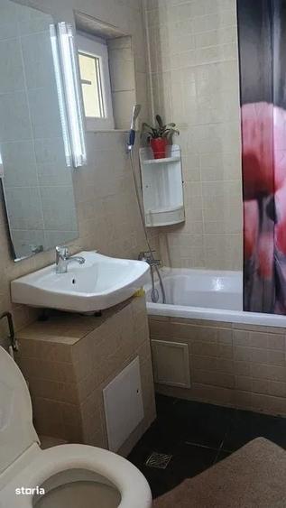 Apartament cu 3 camere decomandat în Tei