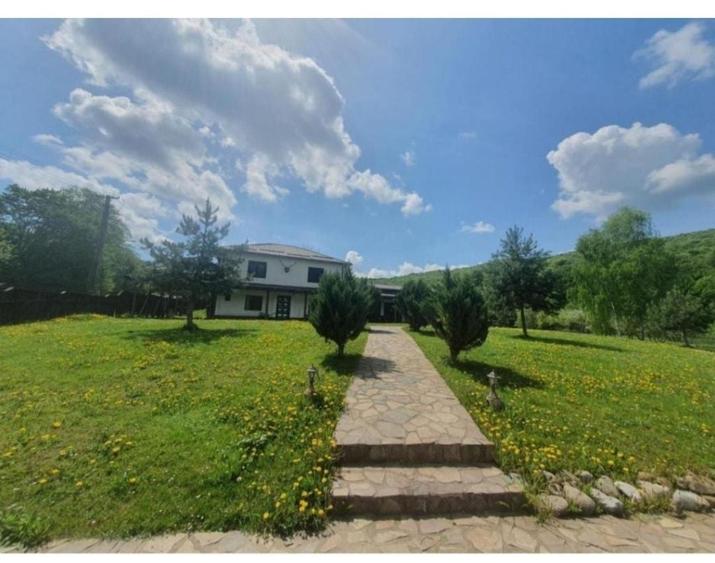 Casă cu 4 camere în Valea Dobârlăului