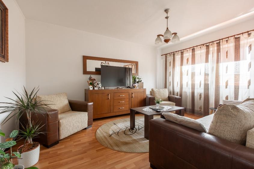Apartament cu 4 camere decomandat în Vitrometan