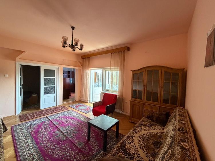 Apartament cu 3 camere semidecomandat în Central