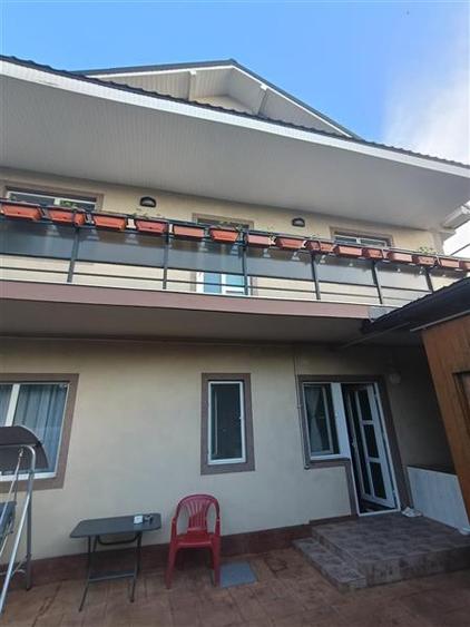 Casă cu 10 camere cu Canalizare în Est
