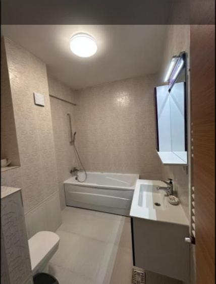 Apartament cu 3 camere decomandat, mobilat în Faleza Nord