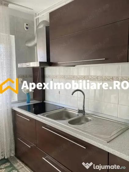 Apartament cu 3 camere semidecomandat, mobilat în Central