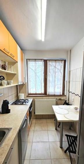 Apartament cu 3 camere semidecomandat, mobilat în Grivița