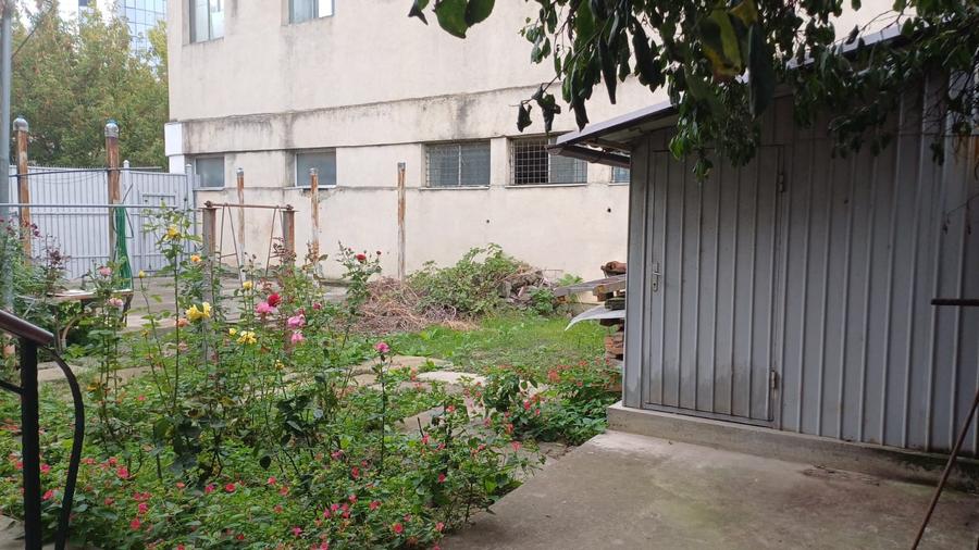 Casă individuală cu 8 camere cu Canalizare în Granit