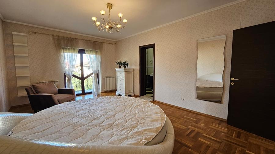 Casă cu 8 camere cu Garaj în Sânpetru