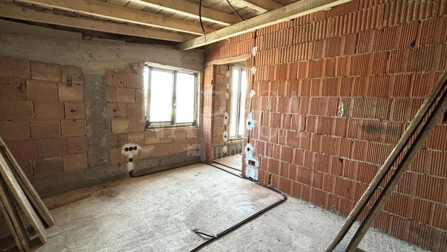 Duplex cu 5 camere cu Canalizare în Florești