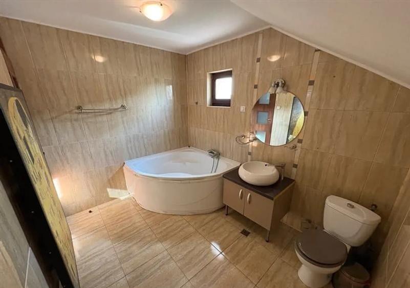 Casă individuală cu 5 camere cu Canalizare în Stupini