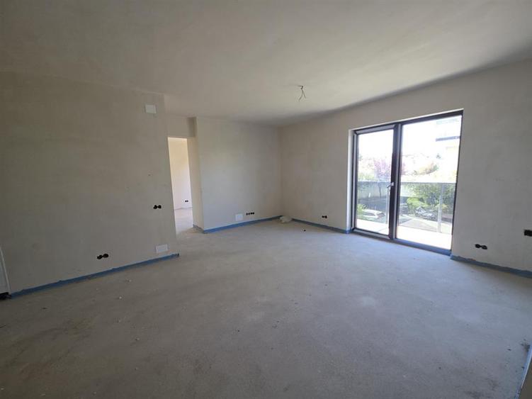 Apartament cu 3 camere semidecomandat în Mărăști