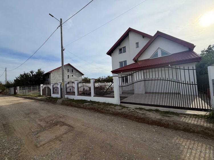 Casă cu 4 camere în Pasărea