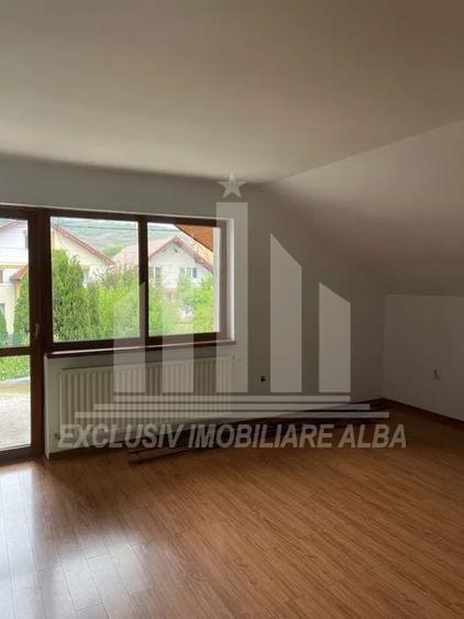 Casă individuală cu 5 camere cu Canalizare în Cetate
