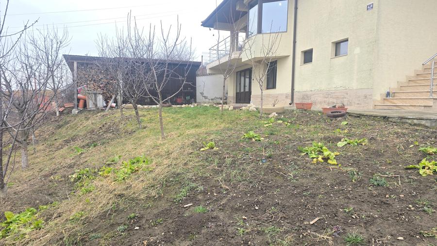 Casă cu 3 camere cu Teren 1020 Mp în Zăvoi