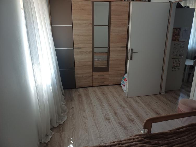 Apartament cu 2 camere semidecomandat în Craiovița Nouă