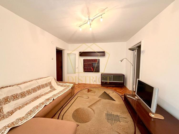 Apartament cu 3 camere semidecomandat, mobilat în Aradului