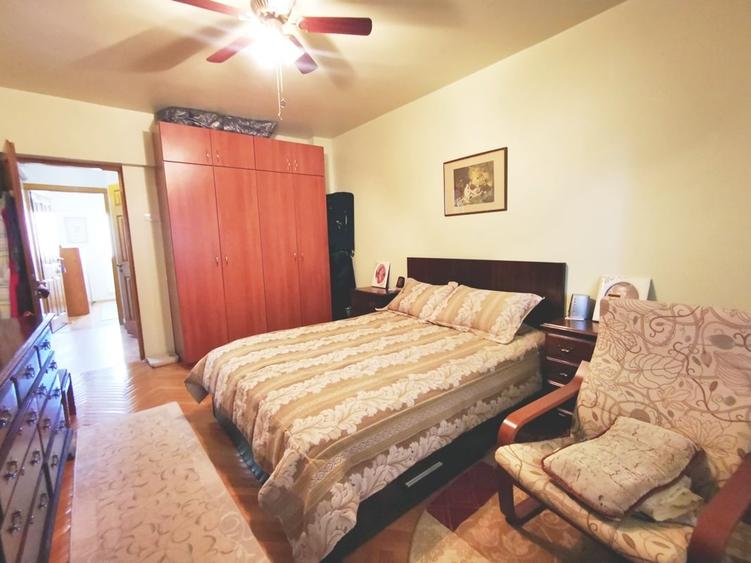 Apartament cu 3 camere semidecomandat în Jiului