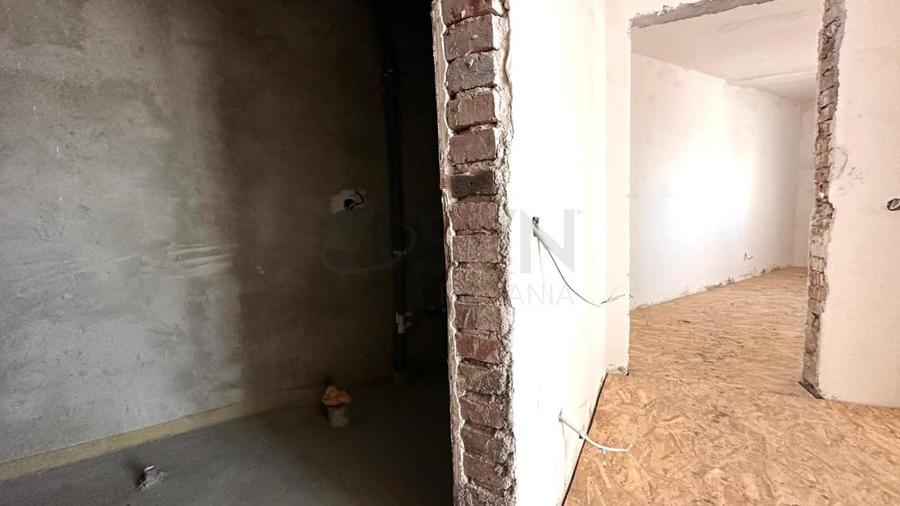 Apartament cu 3 camere semidecomandat, mobilat în Universitate