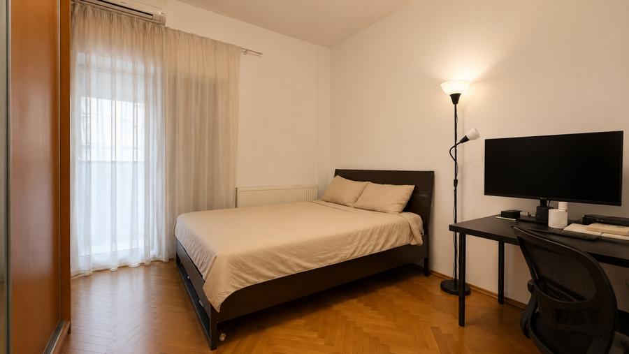 Apartament cu 3 camere semidecomandat, mobilat în Ultracentral