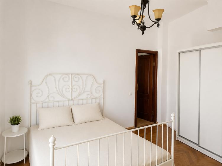 Apartament cu 5 camere semidecomandat, mobilat în Universitate