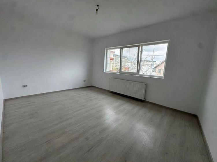 Casă individuală cu 5 camere cu Canalizare în Central