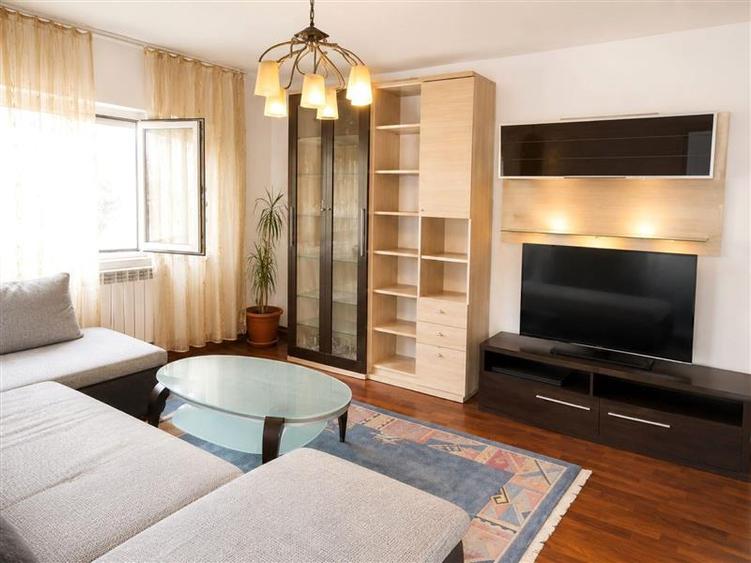 Apartament cu 4 camere decomandat, mobilat în Ultracentral