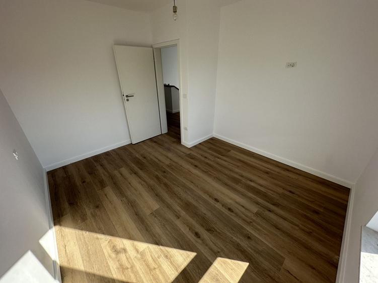 Duplex cu 5 camere cu Canalizare în Nord