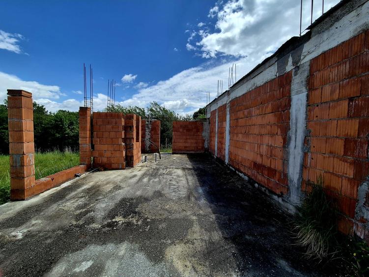 Casă individuală cu 3 camere cu Teren 4542 Mp în Sâmbăta de Sus