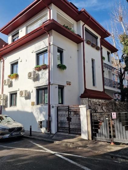 Apartament cu 5 camere semidecomandat în Dorobanți
