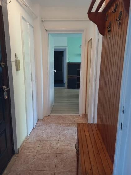 Apartament cu 3 camere semidecomandat, mobilat în Central