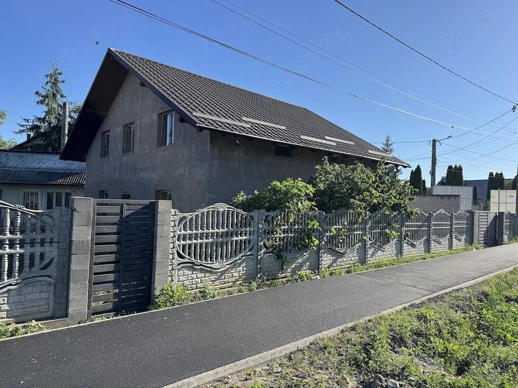 Casă cu 4 camere cu Teren 1300 Mp în Târgu Trotuș