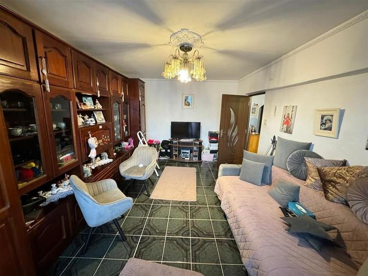 Apartament cu 3 camere decomandat, mobilat în Est