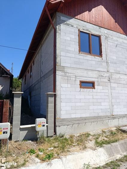 Casă cu 4 camere în Brăișoru
