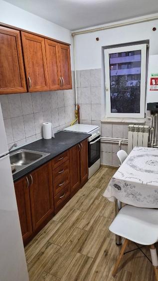 Apartament cu 3 camere semidecomandat, mobilat în Tomis Nord
