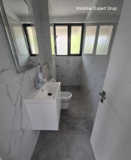 Casă individuală cu 8 camere cu Canalizare în Tineretului