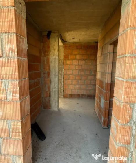 Casă cu 4 camere cu Teren 536 Mp în Groși