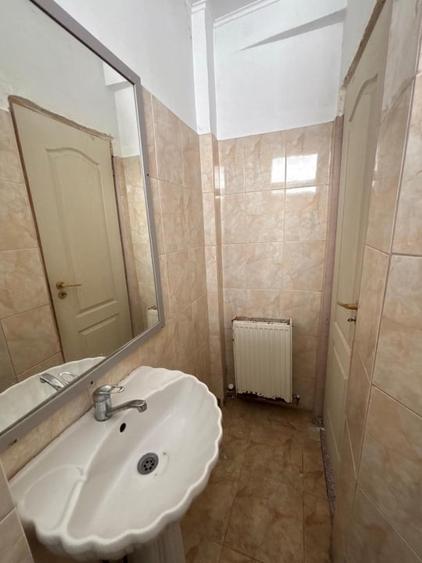 Apartament cu 4 camere semidecomandat, mobilat în Central