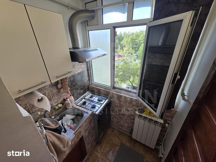Apartament cu 2 camere semidecomandat în Craiovița Nouă