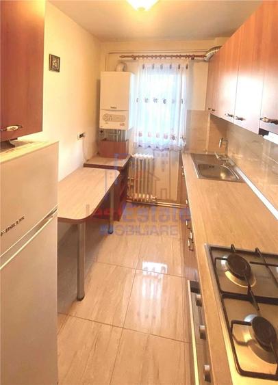 Apartament cu 3 camere semidecomandat în Filiași