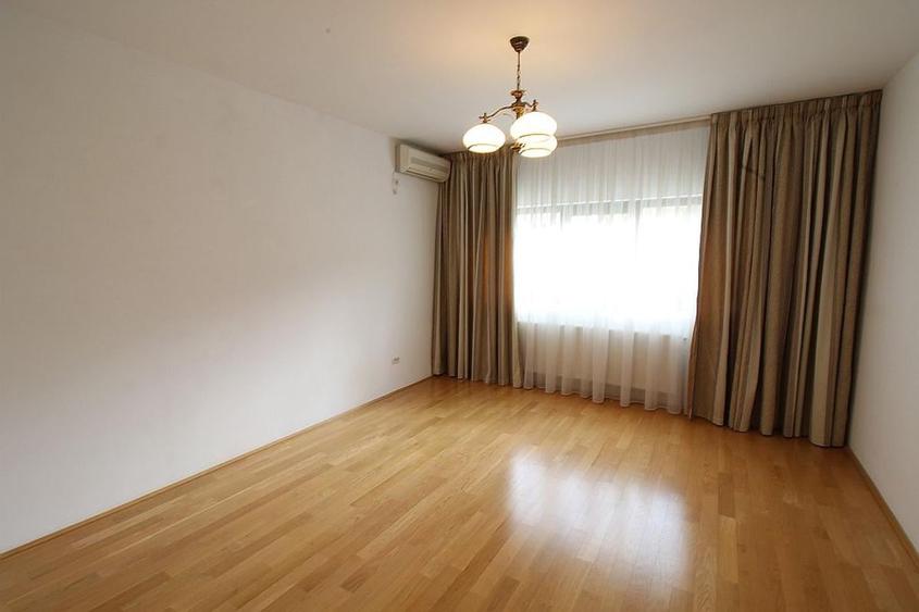 Casă individuală cu 6 camere cu Garaj în Băneasa