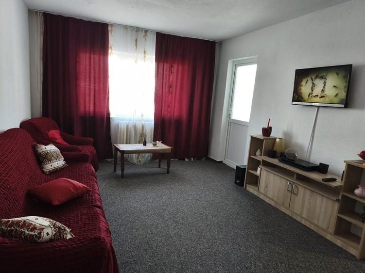 Inchiriez apartament cu 2 camere cartier Exercitiu etajul 2 , vis- a- vis de scoala nr.16 in apropiere piata ,statie autobuz , banci,farmaci, etc - 3