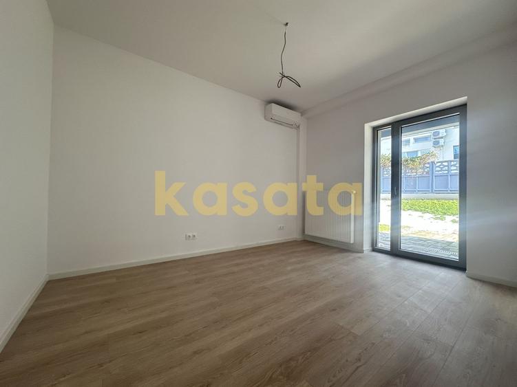 Apartament cu 4 camere decomandat în Tei