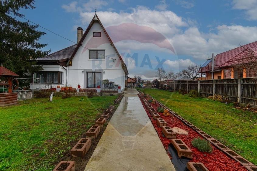 Casă individuală cu 8 camere cu Teren 7150 Mp în Ozun