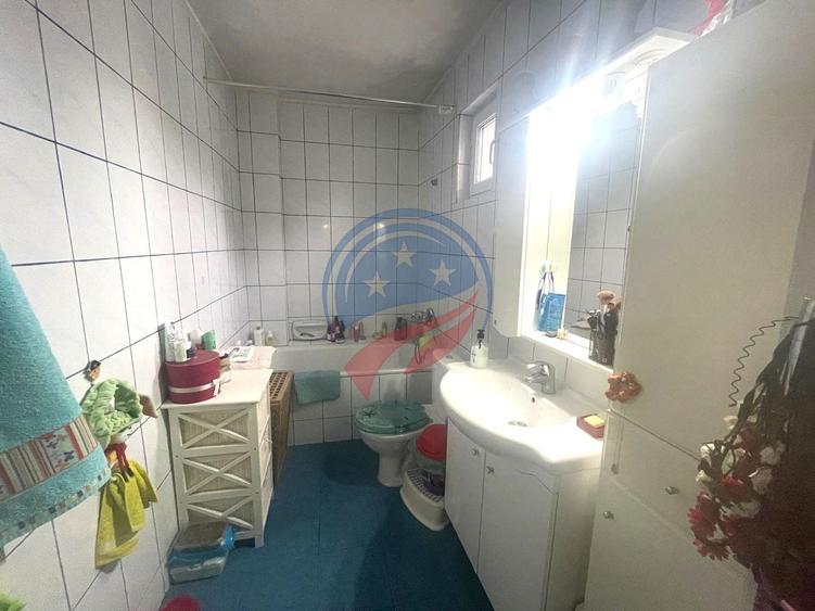 Casă individuală cu 9 camere cu Canalizare în Ultracentral