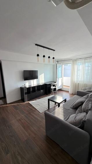 Apartament cu 3 camere semidecomandat în 1 Decembrie
