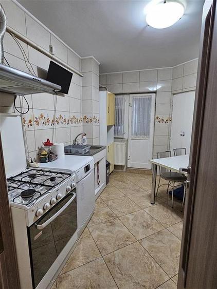 Apartament cu 3 camere decomandat în Călărași