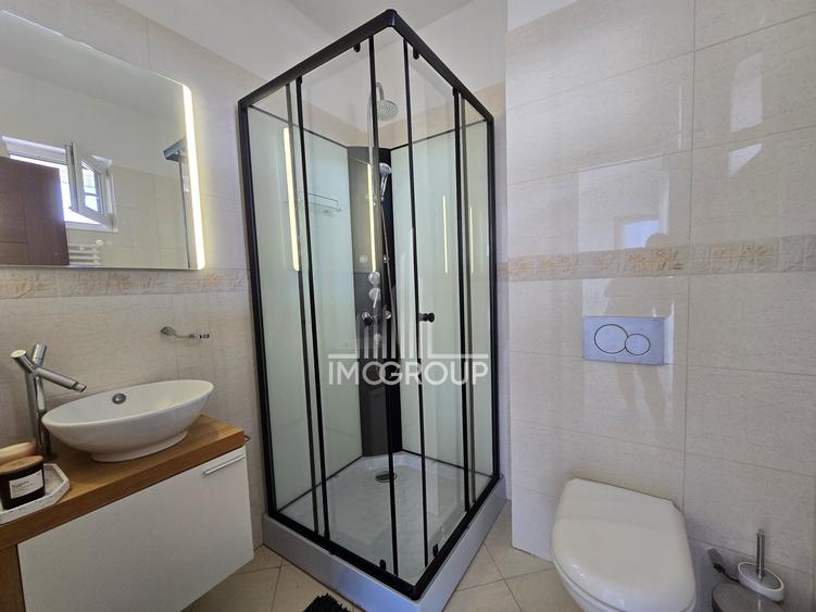 Apartament cu 5 camere semidecomandat, mobilat în Bună Ziua