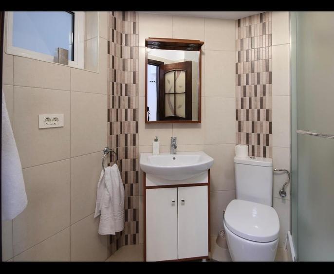 Apartament cu 2 camere semidecomandat, mobilat în P-ța Universității