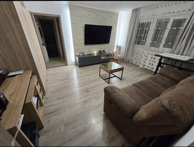 Apartament cu 2 camere semidecomandat în George Enescu