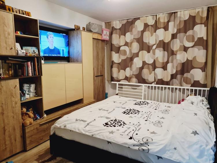 Casă individuală cu 7 camere cu Canalizare în Cristian