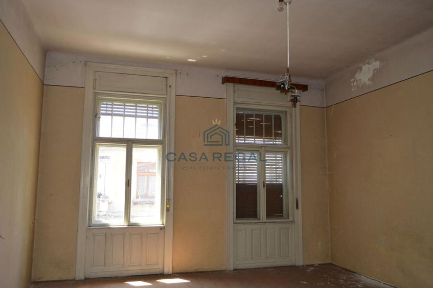 Casă individuală cu 19 camere cu Canalizare în Central