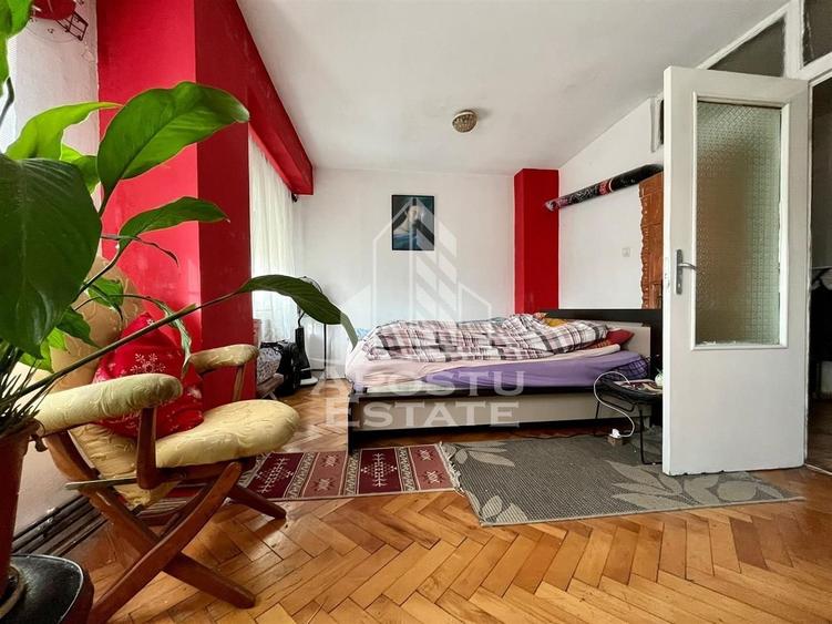 Apartament cu 4 camere decomandat, mobilat în Aradului